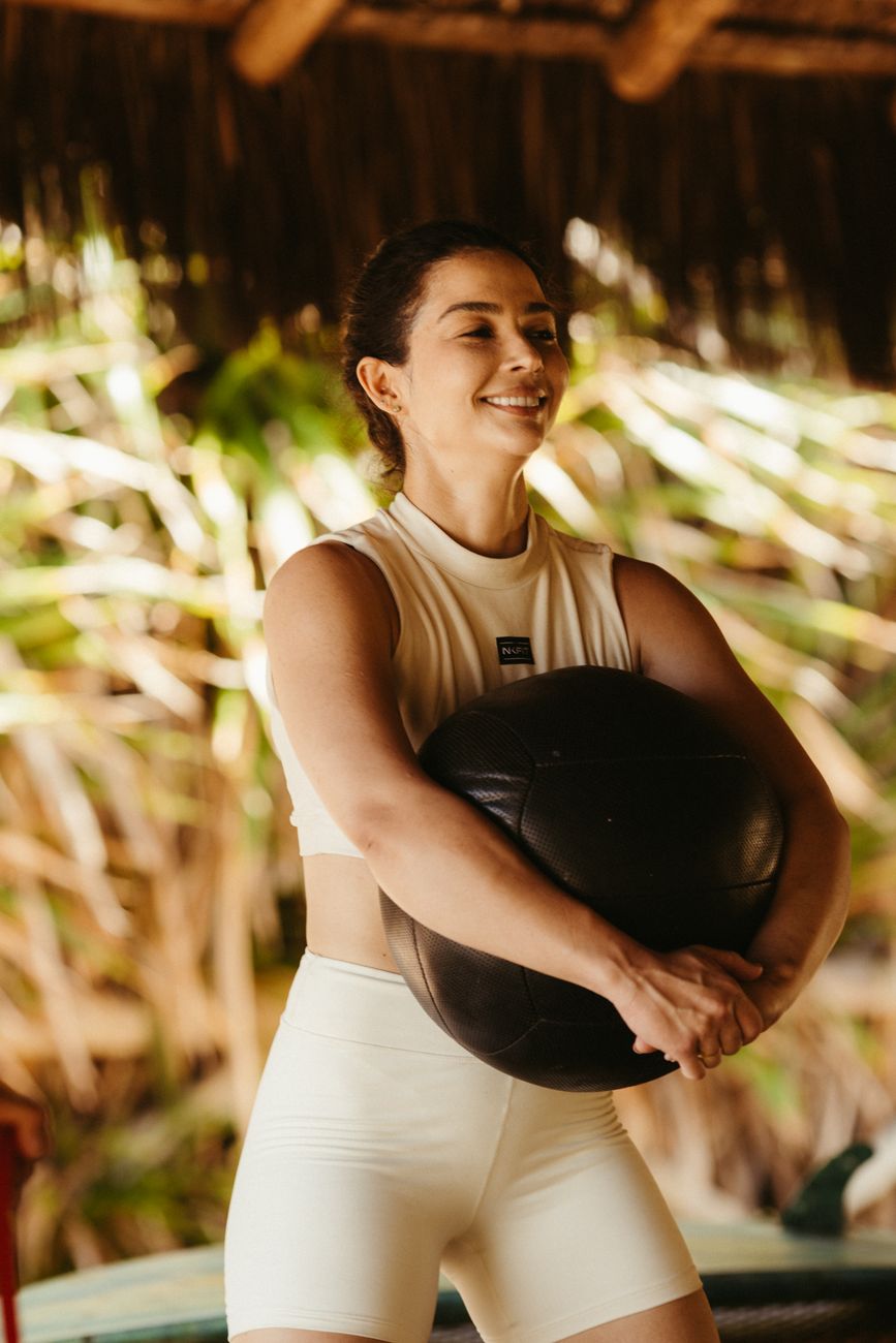 Mulher realizando treino funcional com sorriso